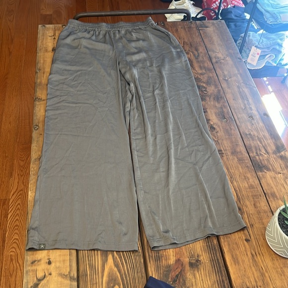 Barefoot Dreams Olive Green 100% polyester pants. Large. Measurements in pics. - Picture 3 of 11